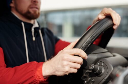 Leerlingen die rijles krijgen in Middelbeers met een instructeur in een auto.