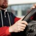 Leerlingen die rijles krijgen in Middelbeers met een instructeur in een auto.