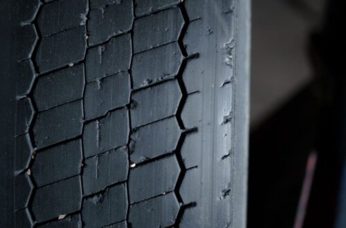 Een assortiment rubber extrusie profielen voor industriële toepassingen zoals afdichtingen en isolatie.