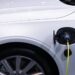 Een laadstation voor elektrische voertuigen in een bedrijfsomgeving met meerdere elektrische auto’s.