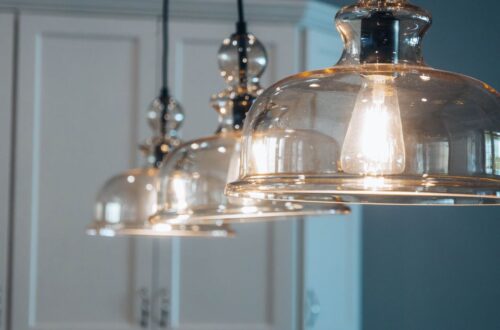Sfeervolle landelijke hanglamp in een gezellige keuken, verlicht de eettafel en creëert een warme ambiance.