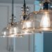 Sfeervolle landelijke hanglamp in een gezellige keuken, verlicht de eettafel en creëert een warme ambiance.